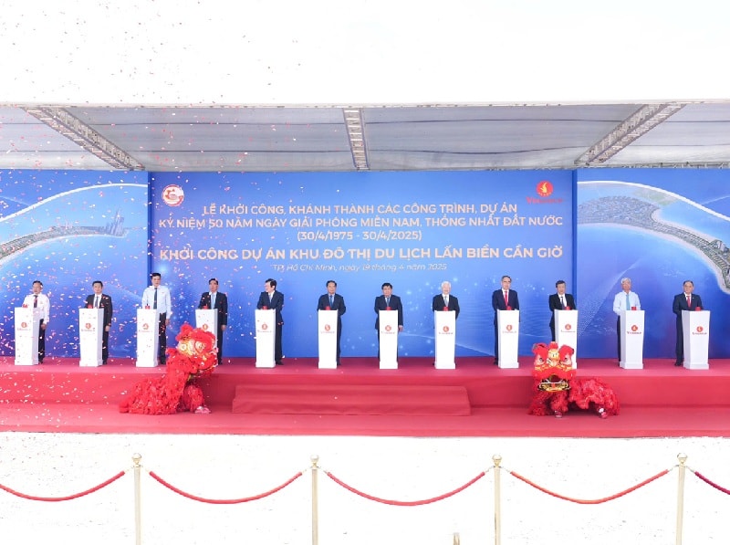 Các đại biểu bấm nút khởi công dự án Khu đô thị lấn biển Vinhomes Green Paradise.